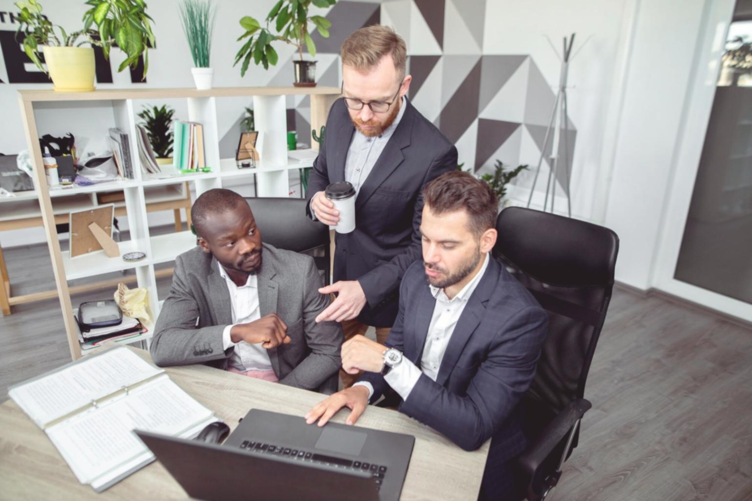 Personen bei einer Finanzplanung mit Unterlagen und Taschenrechner